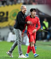 클린스만 감독 “이강인 향한 연예인급 환호 놀랍다, 다만 더 겸손하게 더 배고프게”[현장 일문일답]