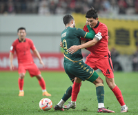 [포토] 치열한 몸싸움 펼치는 김민재