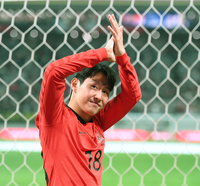 [포토] 서포터즈에 인사하는 이강인