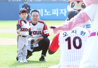 [포토]오지환의 아들 세현 군, 아빠를 향해!