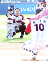 [포토]LG 오지환의 아들 세현 군, 홈 마지막 경기 시구