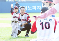 [포토]LG 오지환의 아들 세현 군의 시구