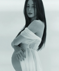 ‘둘째 임신’ 강소라, 우아한 만삭화보 공개 “올 연말 출산”