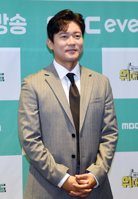 [포토]김대호 아나운서, '위대한 가이드'와 함께!