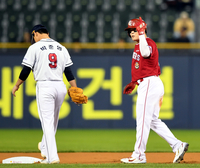 [포토] 선두타자 추신수 '2루타 치며 산뜻한 출발'