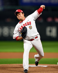 [포토] 은퇴하는 김태훈 '유니폼 입고 마지막 던지는 공'