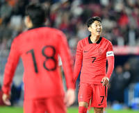 [포토]손흥민 축하받는 이강인