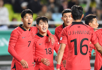 [포토]손흥민-김민재와 함께 골의 기쁨을 나누는 이강인