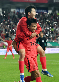 [포토]추가골 정우영, 이강인 업고!