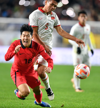 [포토]그라운드 나뒹구는 이강인