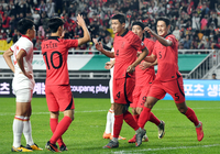 [포토]헤더로 선제골 넣은 김민재