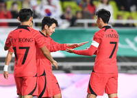 [포토]손흥민과 하이파이브 나누는 이강인