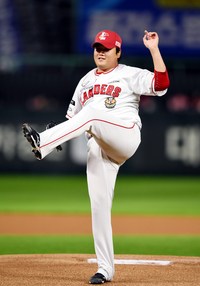 [포토] 은퇴식날 시구로 마지막 공 던진 김태훈