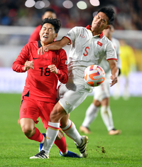 [포토]‘나한테 왜이래?’ 그라운드 나뒹구는 이강인