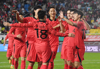 [포토]선제골의 기쁨을 나누는 김민재