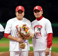 [포토] 은퇴 김태훈, 김원형 감독의 축하 꽃다발