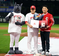 [포토] 은퇴 선물로 포토북 받는 김태훈