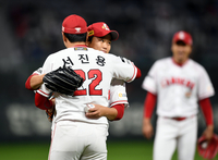 [포토] 은퇴 시구한 김태훈, 서진용과 마지막 인사