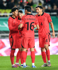 [포토]이강인의 골에 함께 기뻐하는 손흥민-황의조-김민재