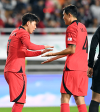 [포토]추가골에 하이파이브 나누는 손흥민과 김민재