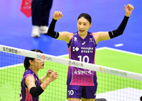 [포토]‘첫세트 내줘 아쉽지만...그래도 힘내는거야!’ 김연경