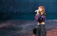 [포토]앨범 수록곡 열창하는 츄