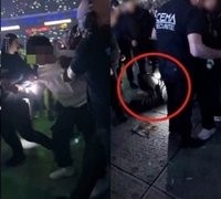 “테러범처럼 목졸려 제압, 스태프들 조소만”…프랑스 ‘엠카’ 관객, 충격 폭로