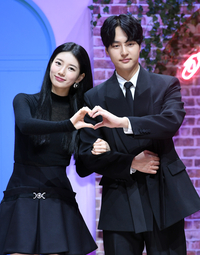 [포토]함께 하트 만들어 보이는 수지-양세종