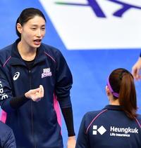 [포토]'한솥밥 친구' 김수지와 이야기 나누는 김연경