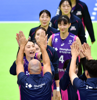 [포토]‘아본단자 감독과 두손 하이파이브’ 김연경