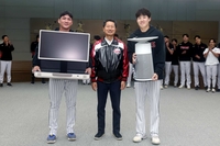 LG 한국시리즈 합숙 선수단에 포터블 TV·공기청정기 격려품 전달