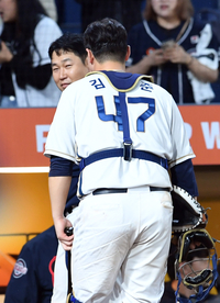 [포토]인사 나누는 NC 김형준과 두산 양의지