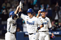 WC 최연소 홈런→쐐기 3점포…NC 김형준, 첫 가을야구서 훨훨 날다 [WC1]