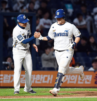 [포토]NC 김형준, 또 넘겼어요!