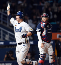 [포토]멀티 홈런 NC 김형준, 두산 양의지 지나며...