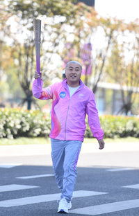 [포토] 김진혁 선수단장 ‘개막 하루 앞두고 성화 봉송’