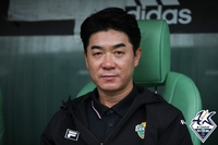 ‘최하위 수원과 1점 차’ 윤정환 강원감독 “공격적으로 준비” 서울전 필사즉생 선언 [현장코멘트]