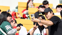 [포토]은퇴 김태훈, SSG 가을야구 관중석에서 함께