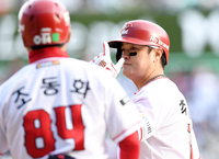 [포토]대타 안타 치는 SSG 추신수