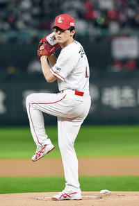 [포토]신중하게 시구하는 개그맨 김원훈