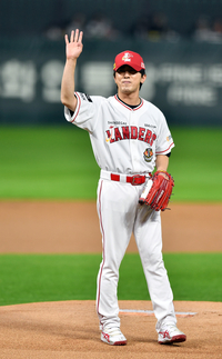 [포토]'준PO차전 마운드에 선' 개그맨 김원훈