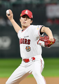 [포토]개그맨 김원훈, 준플레이오프 2차전 시구