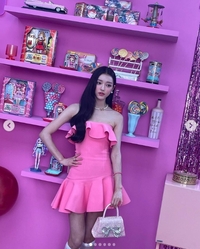 키 170cm 아니라고? 유아, 이게 진짜 ‘인형 비주얼’...핑크 드레스 입고 눈부신 미모 발산