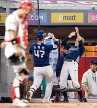 [포토]김형준의 홈런에 기뻐하는 박민우