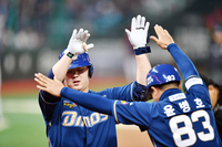 [포토]'아슬아슬 1점차 리드 벌리는 솔로포' 김형준