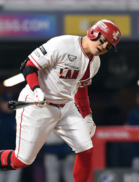 [포토]SSG 추신수, 아쉬운 땅볼