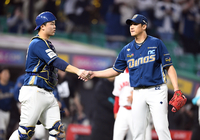 [포토]승리의 악수를 나누는 NC 이용찬과 김형준