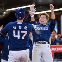 [포토]'김형준 격하게 환영하는 박민우'