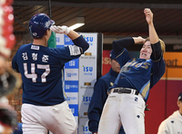 [포토]박민우와 함께 홈런 세리머닐를 하는 김형준