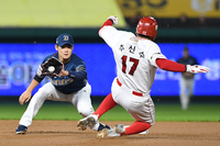 [포토]SSG 추신수, 첫 타석부터 출루했지만...